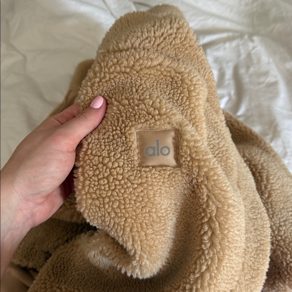 Alo Foxy Sherpa jacket - size Large in color Camel - Picture 6 of 7